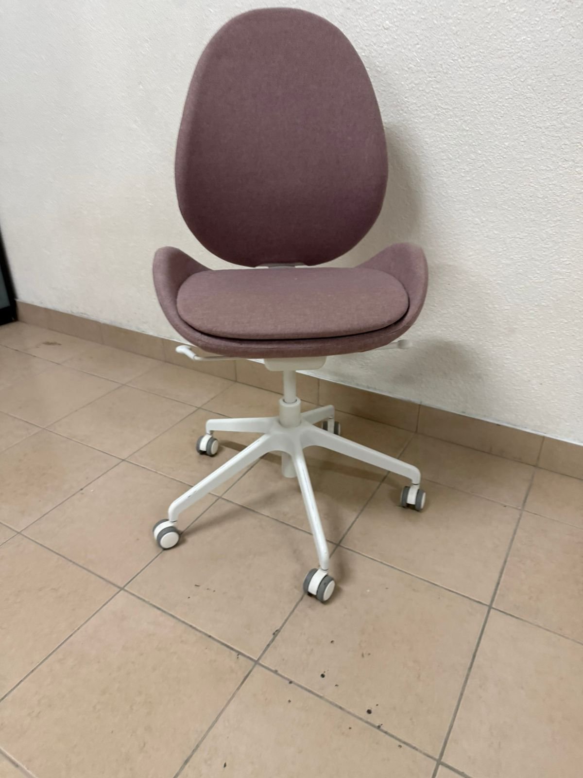 IKEA HATTEFJÄLL office chair with armrests and white base. - Image 14