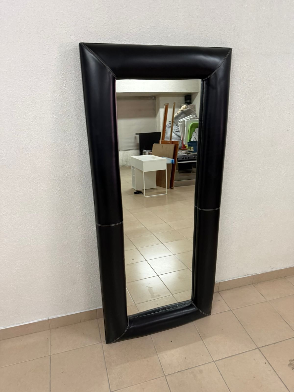 Full-length floor mirror with a black, quilted leather frame - Image 5