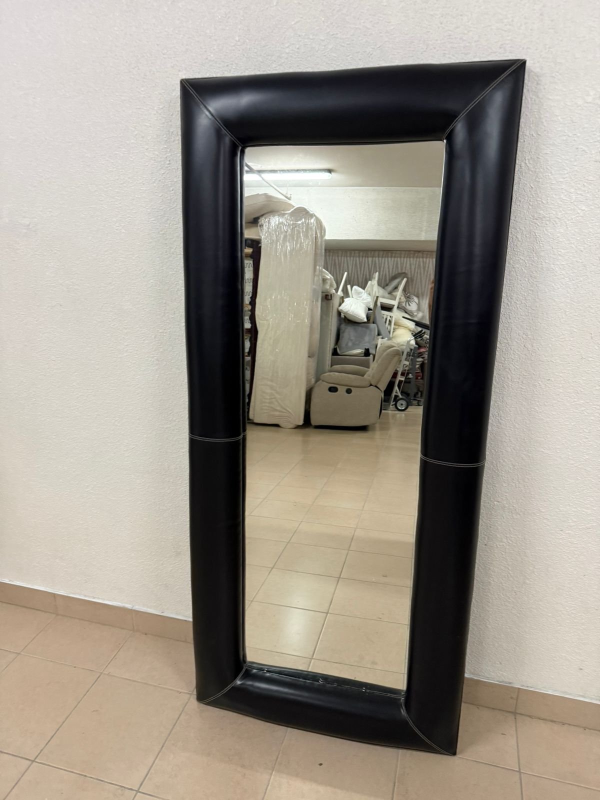 Full-length floor mirror with a black, quilted leather frame - Image 8