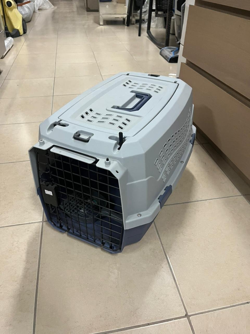 Amazon Basics two-door pet travel bag, featuring a hard design and gray color. - Image 2