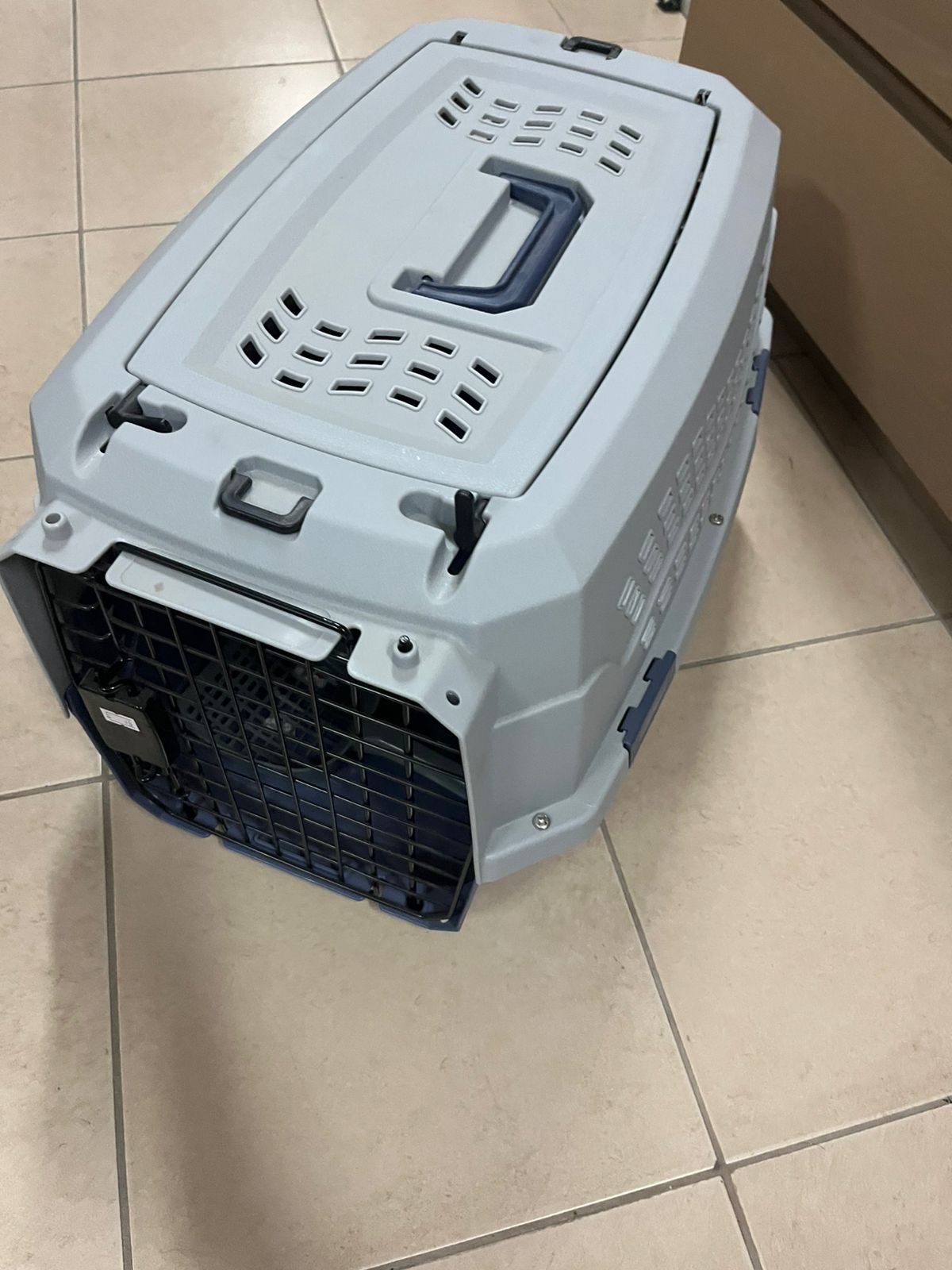 Amazon Basics two-door pet travel bag, featuring a hard design and gray color. - Image 3