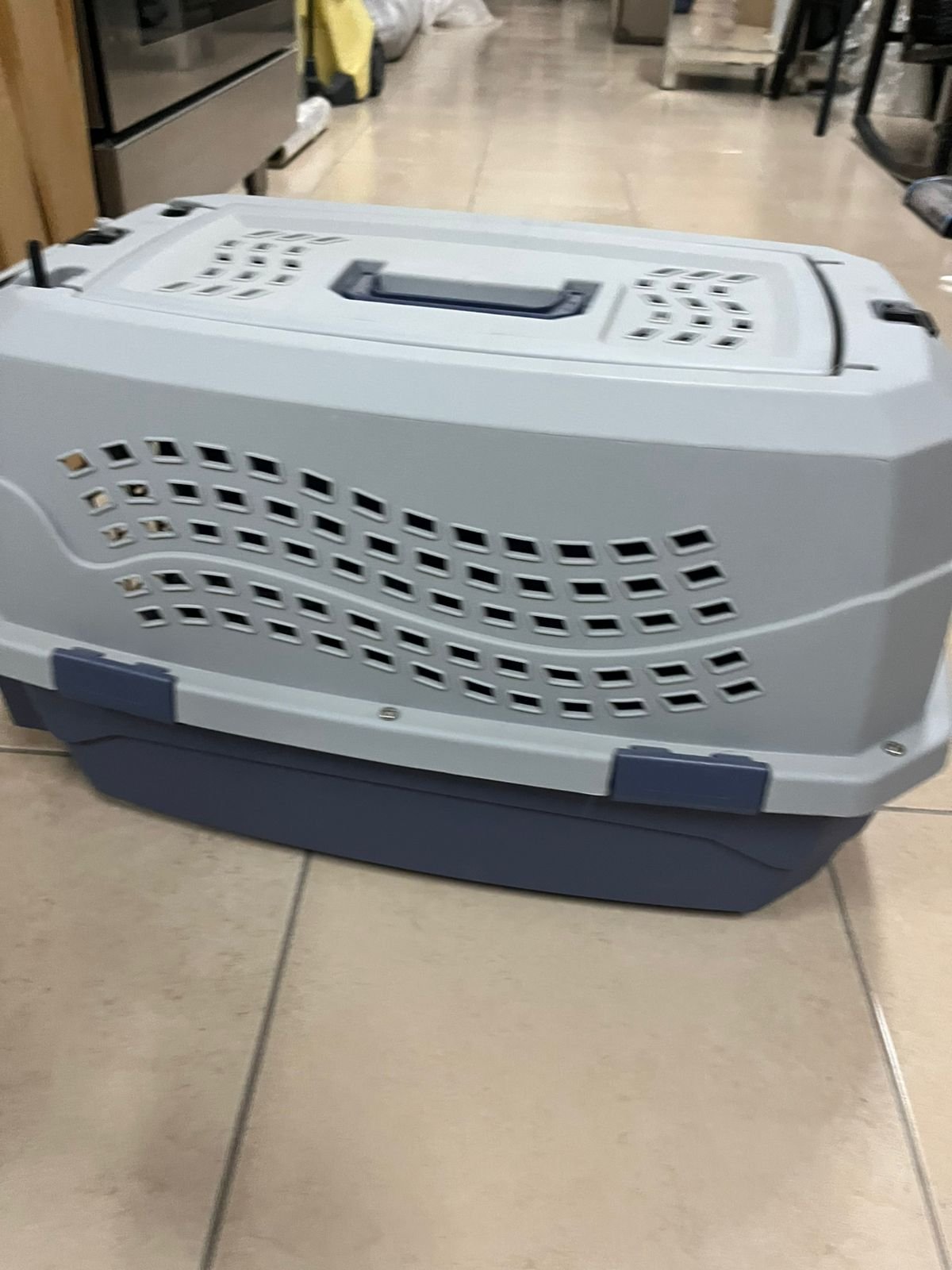 Amazon Basics two-door pet travel bag, featuring a hard design and gray color. - Image 4