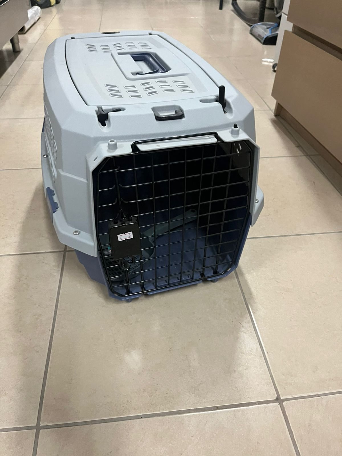 Amazon Basics two-door pet travel bag, featuring a hard design and gray color. - Image 7