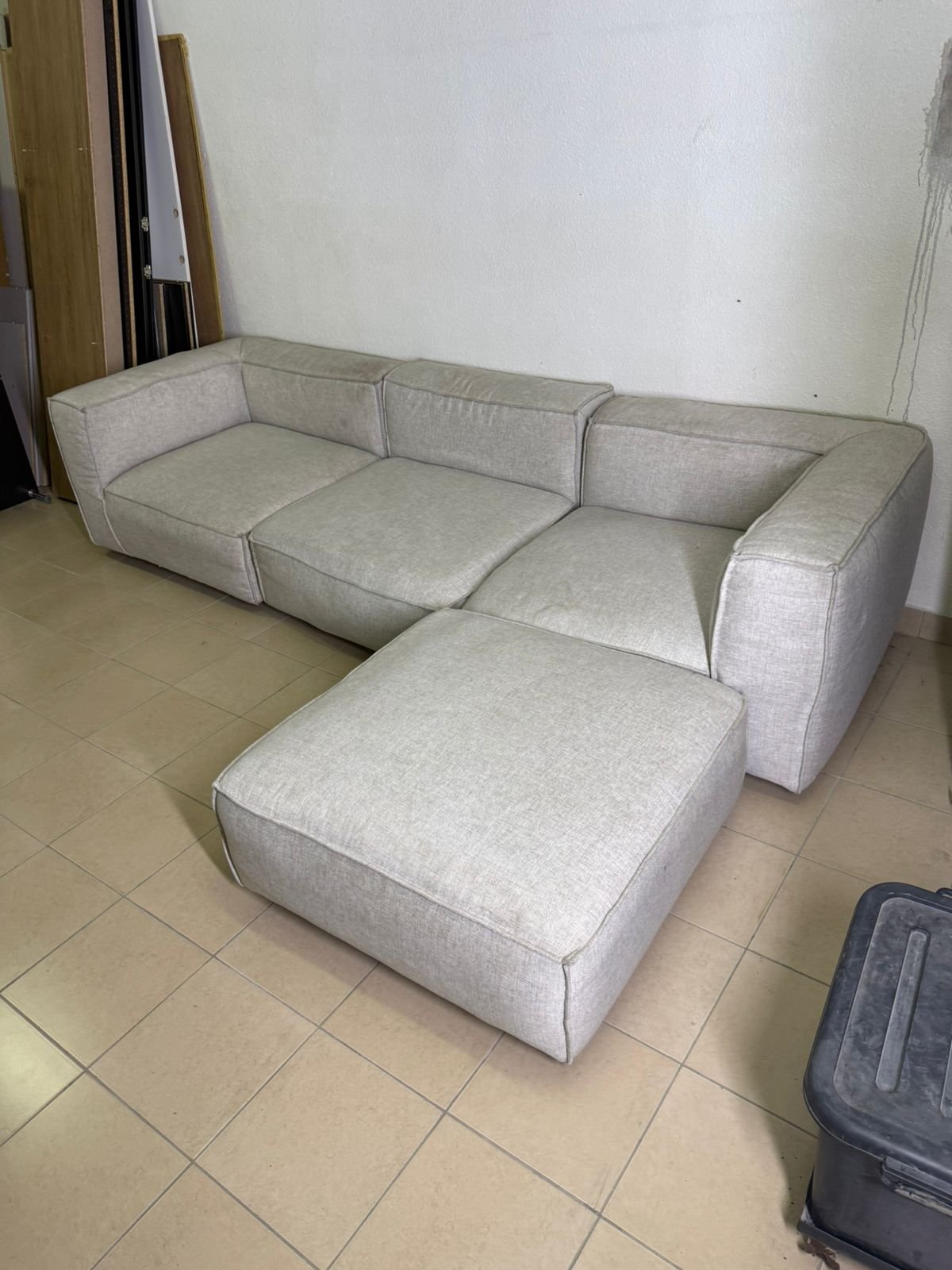 Modern modular sofa in light gray - Image 3