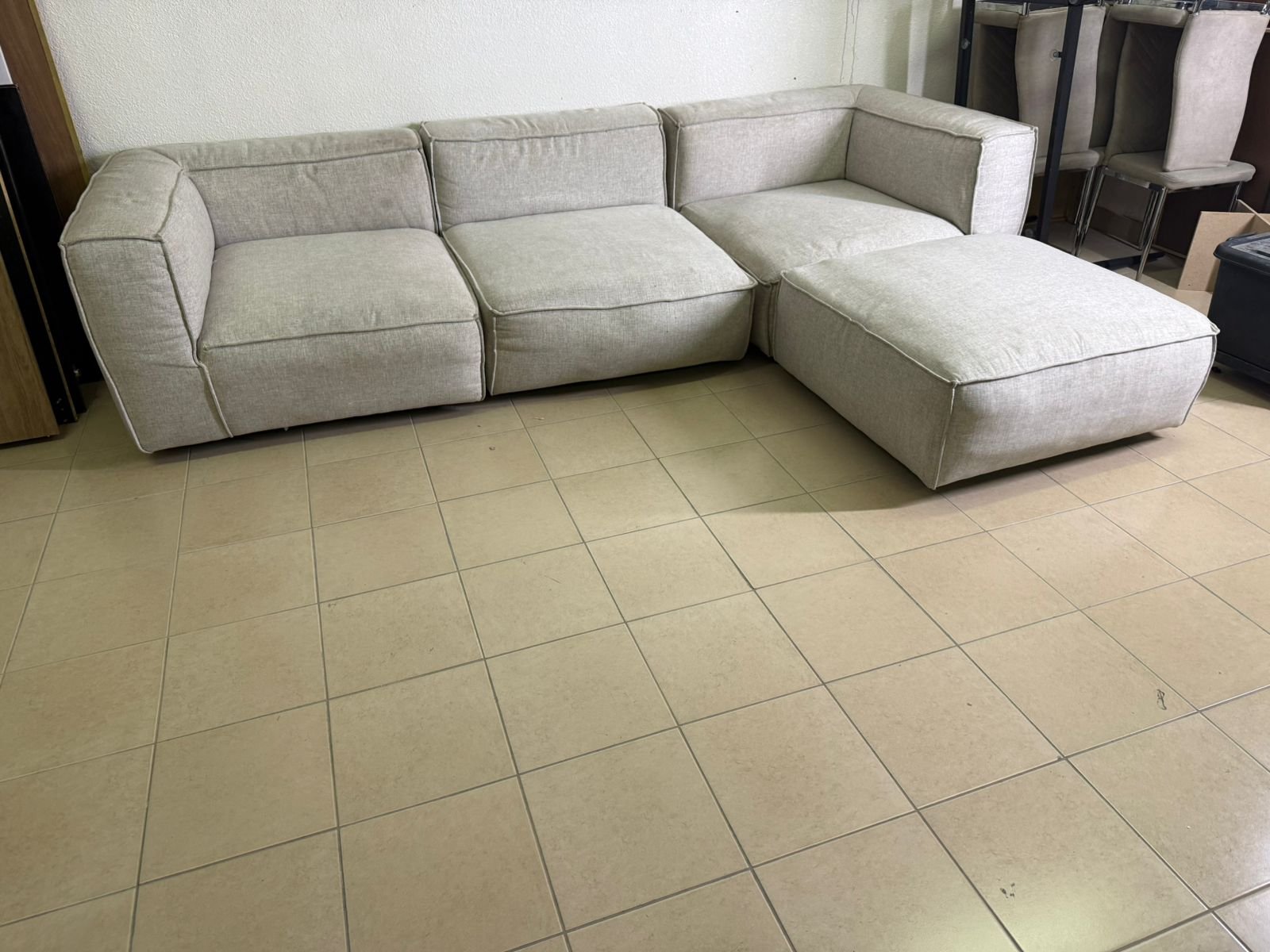 Modern modular sofa in light gray - Image 4