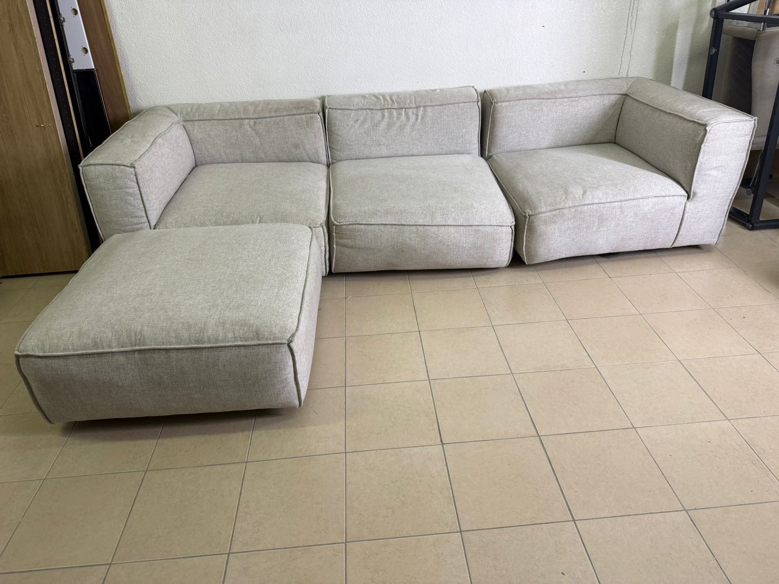 Modern modular sofa in light gray - Image 5