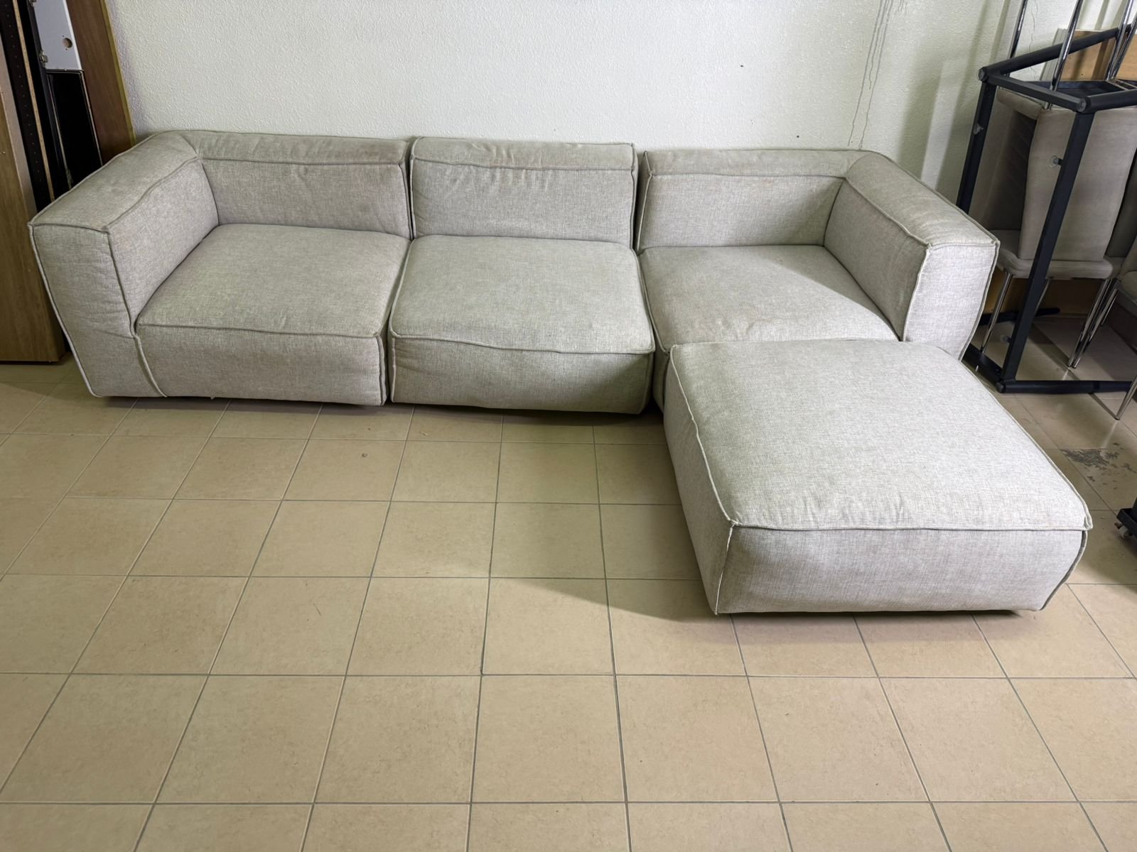 Modern modular sofa in light gray - Image 13