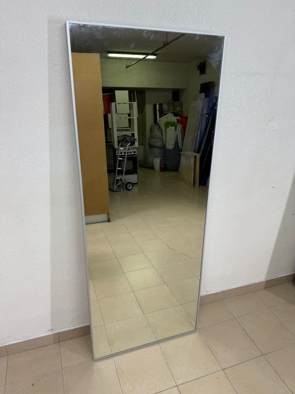 Mirror with a thin silver metal frame - Image 2