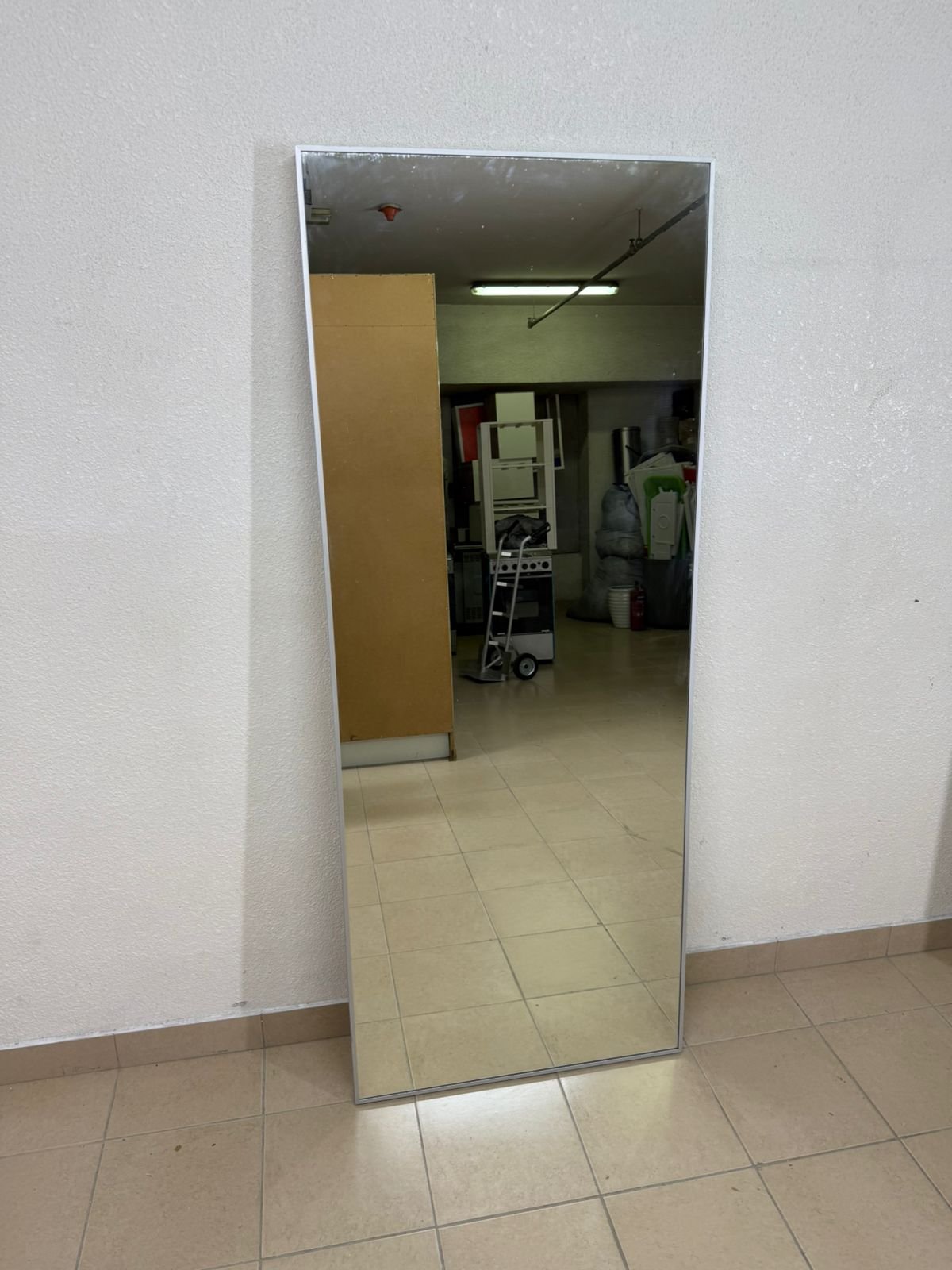 Mirror with a thin silver metal frame - Image 4