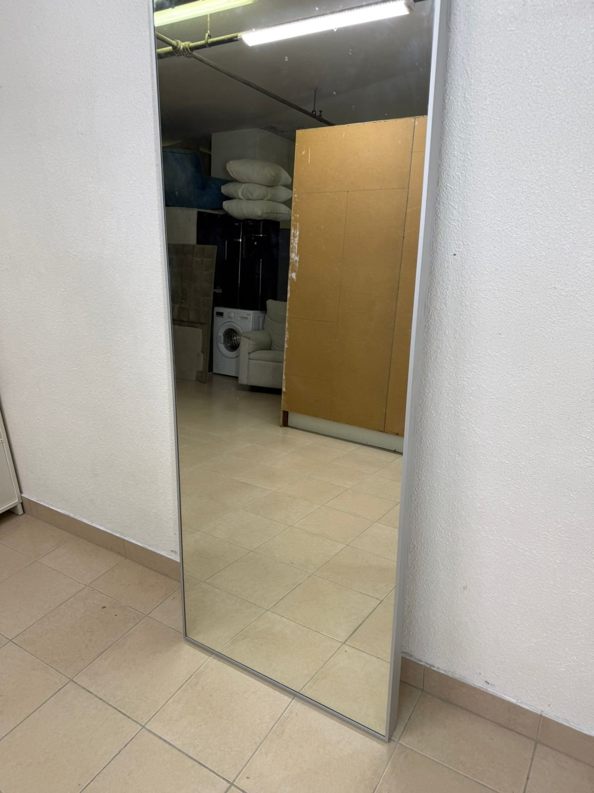 Mirror with a thin silver metal frame - Image 5