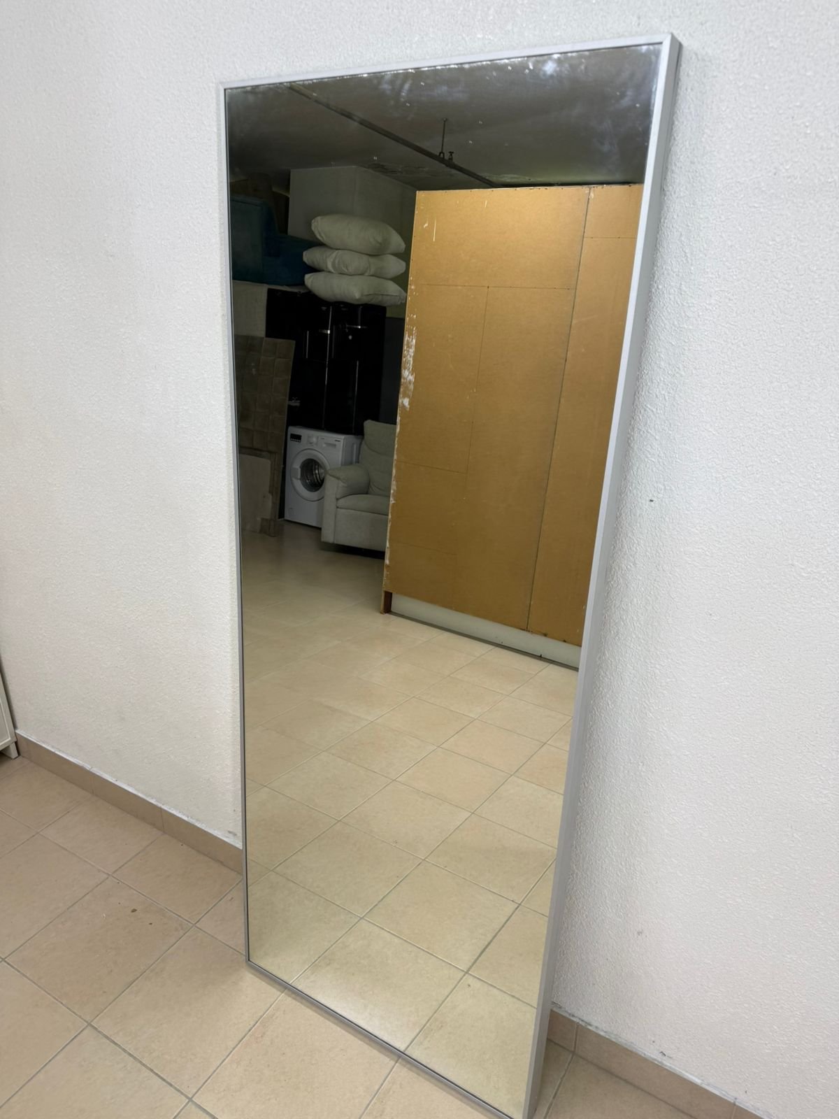 Mirror with a thin silver metal frame - Image 6
