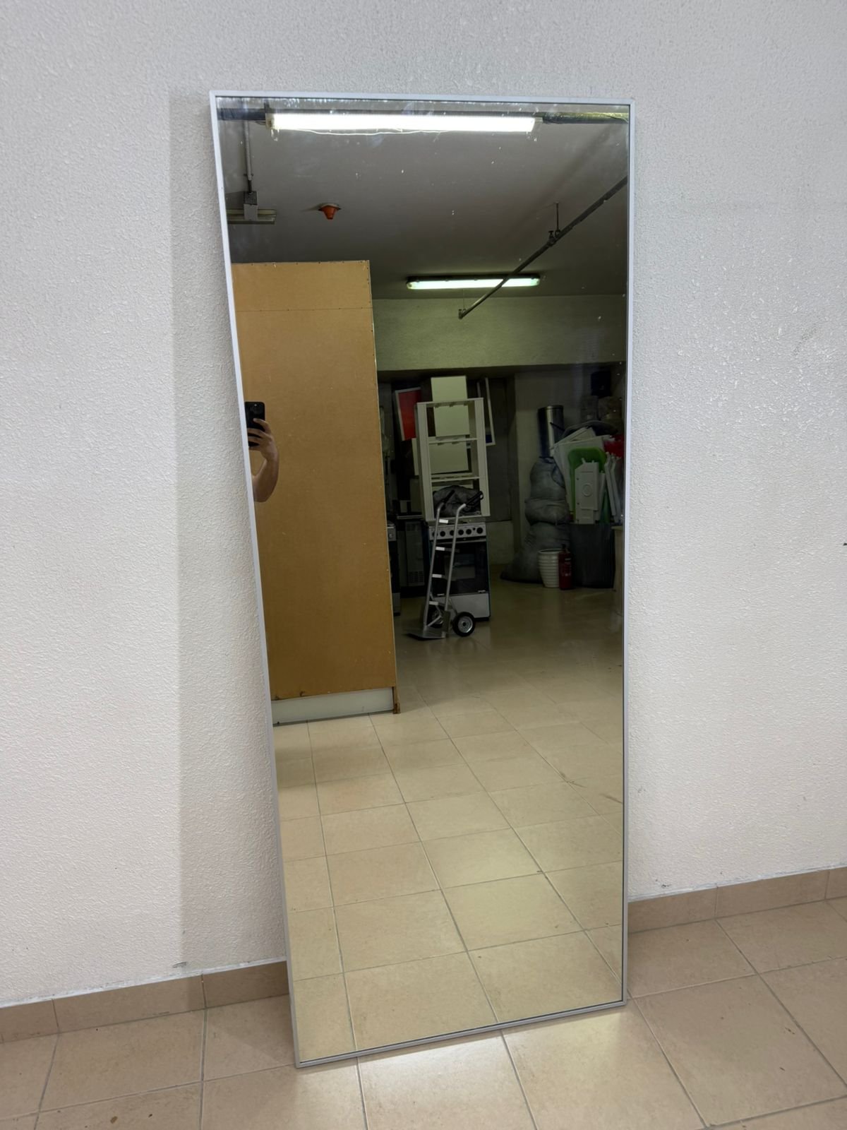 Mirror with a thin silver metal frame - Image 7