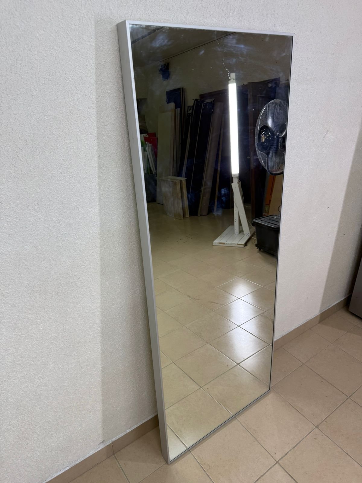 Mirror with a thin silver metal frame - Image 9