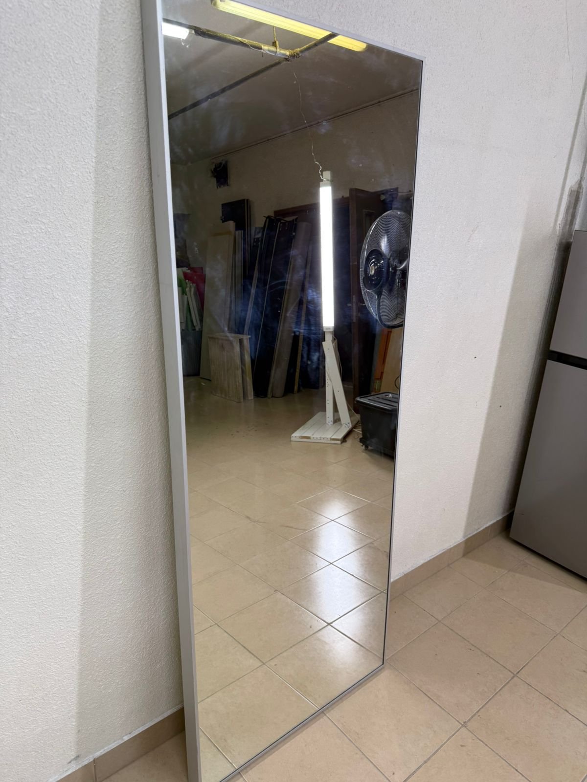 Mirror with a thin silver metal frame - Image 10