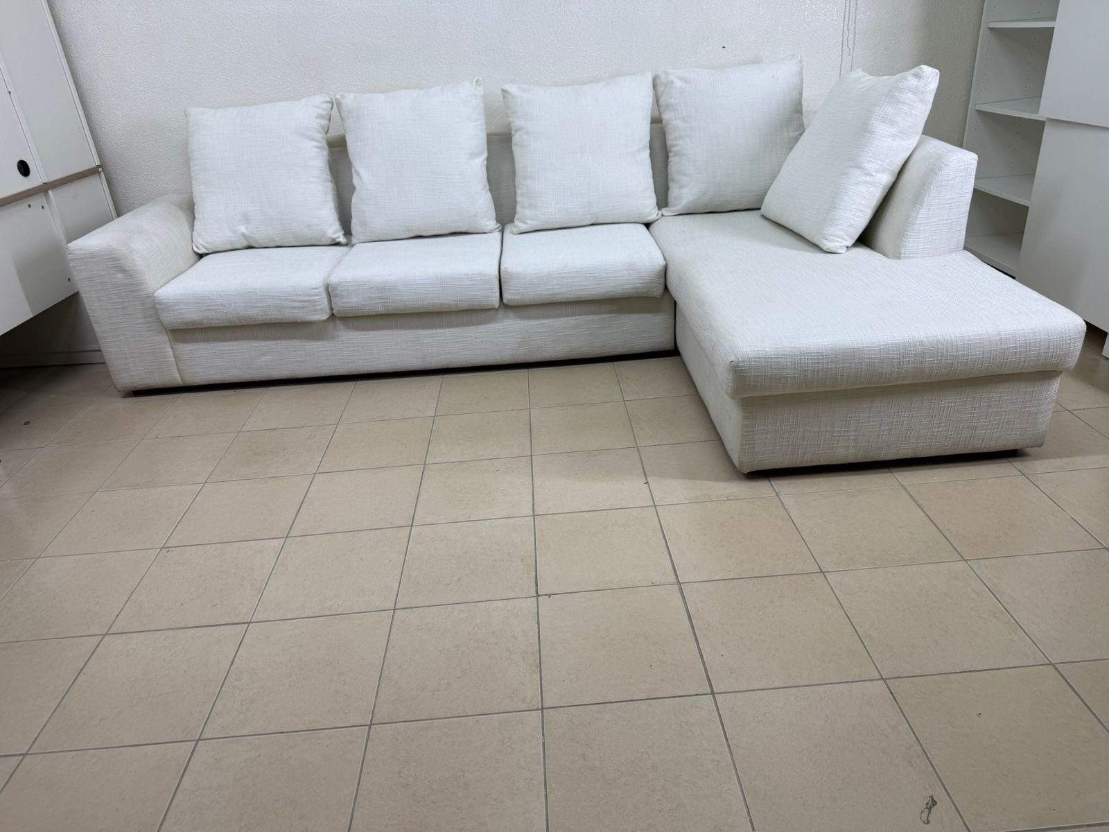 Light-colored sectional (L-shaped) sofa with comfortable back cushions - Image 10