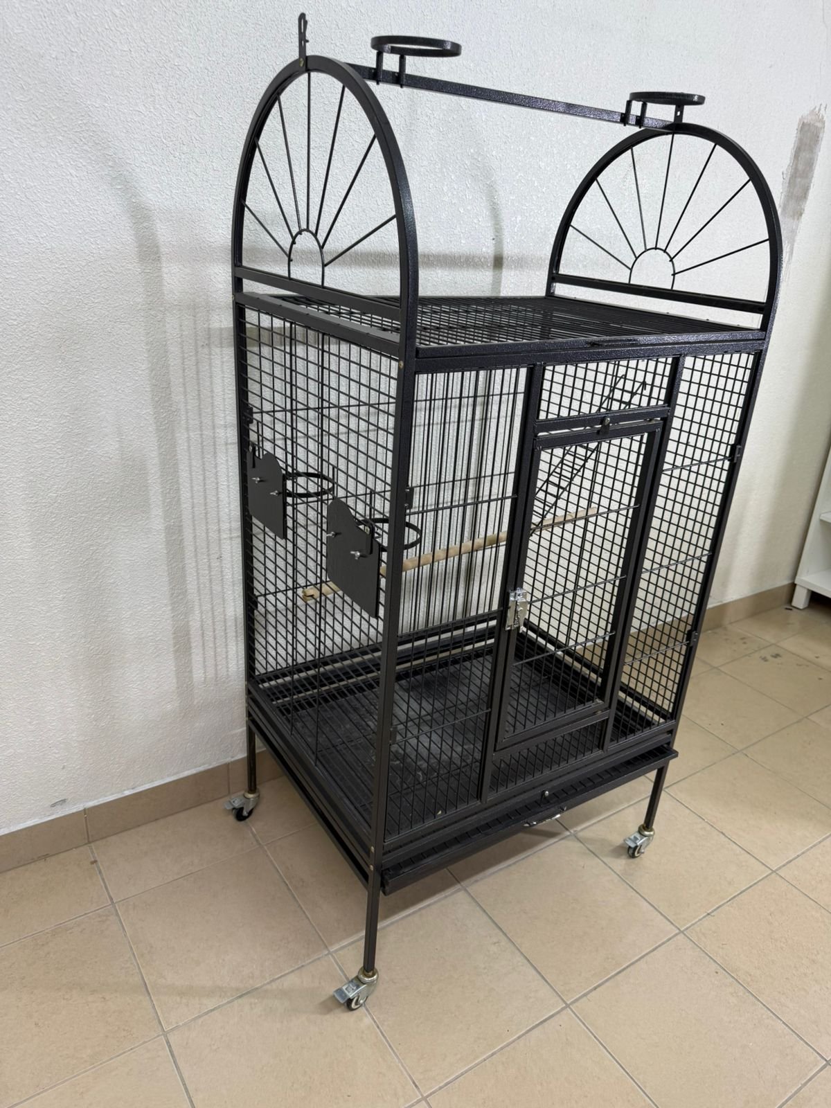 Large birdcage designed for parrots - Image 2