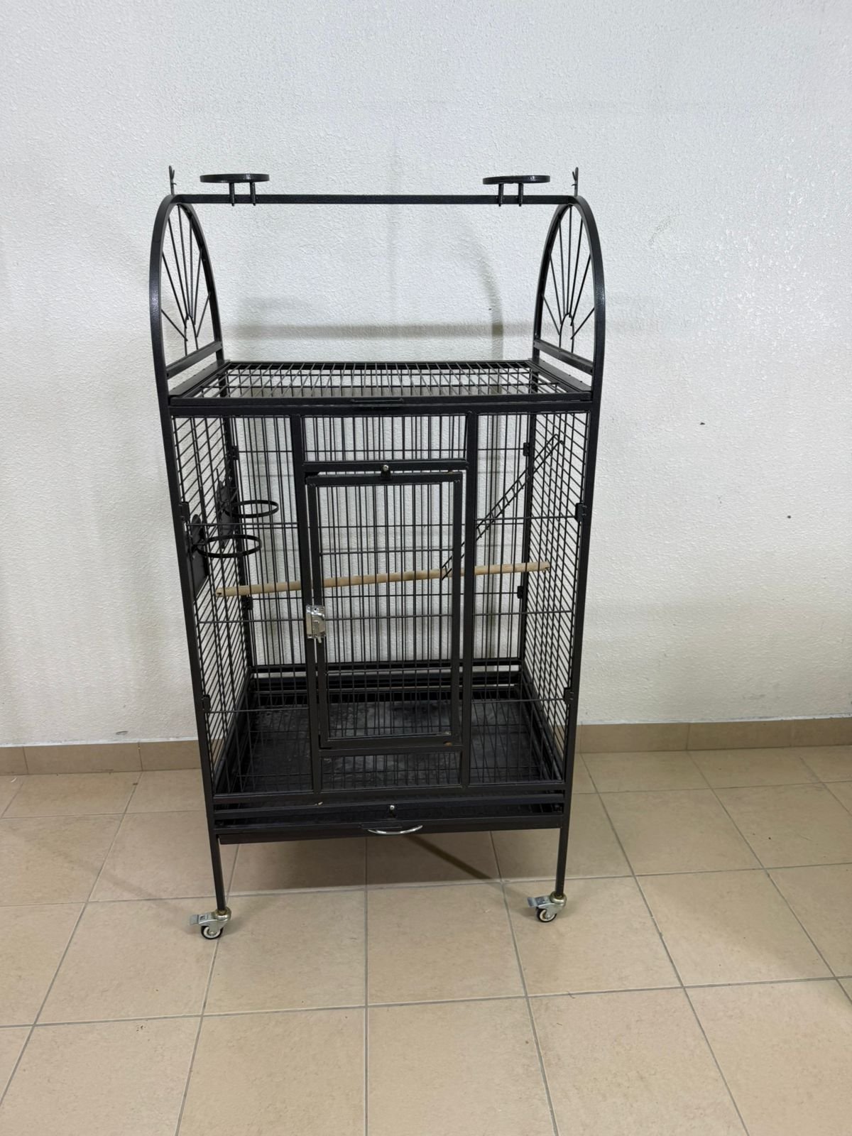 Large birdcage designed for parrots - Image 3
