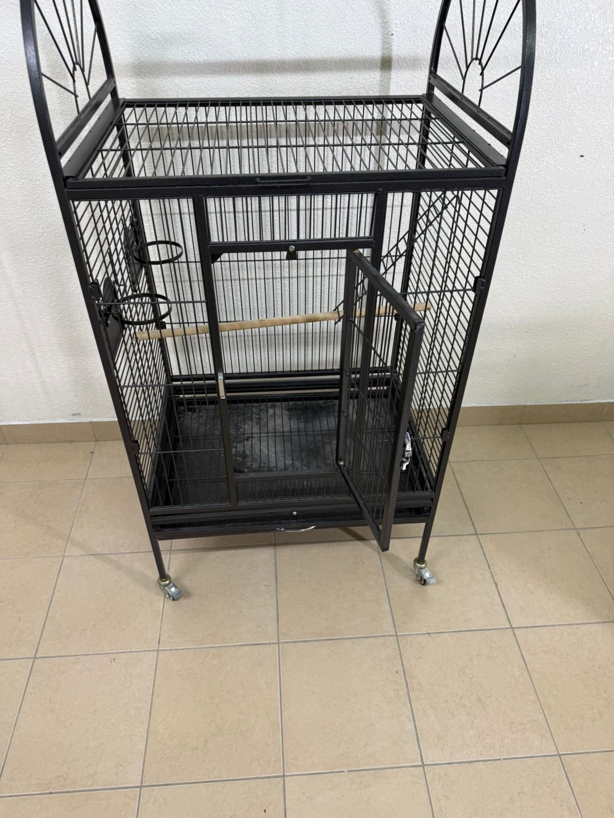 Large birdcage designed for parrots - Image 4