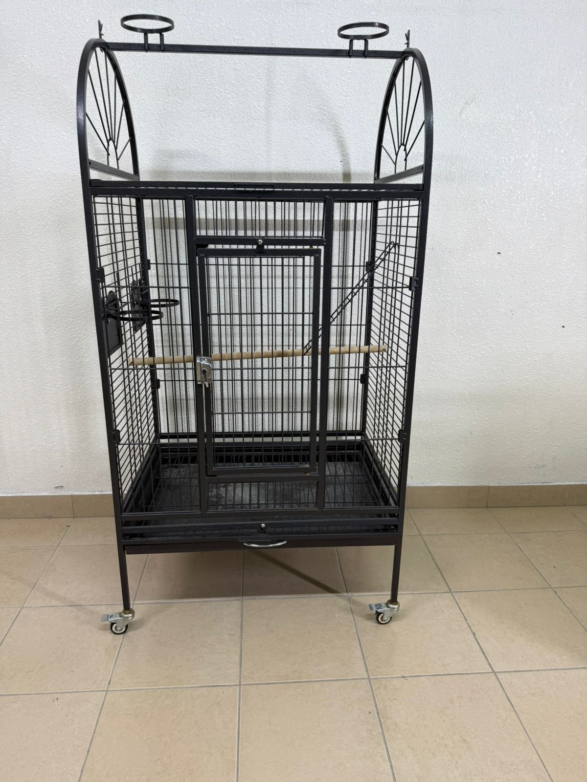 Large birdcage designed for parrots - Image 5