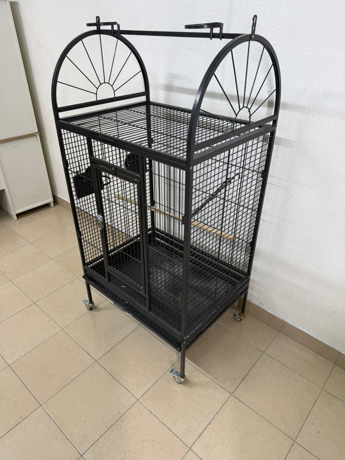 Large birdcage designed for parrots - Image 6