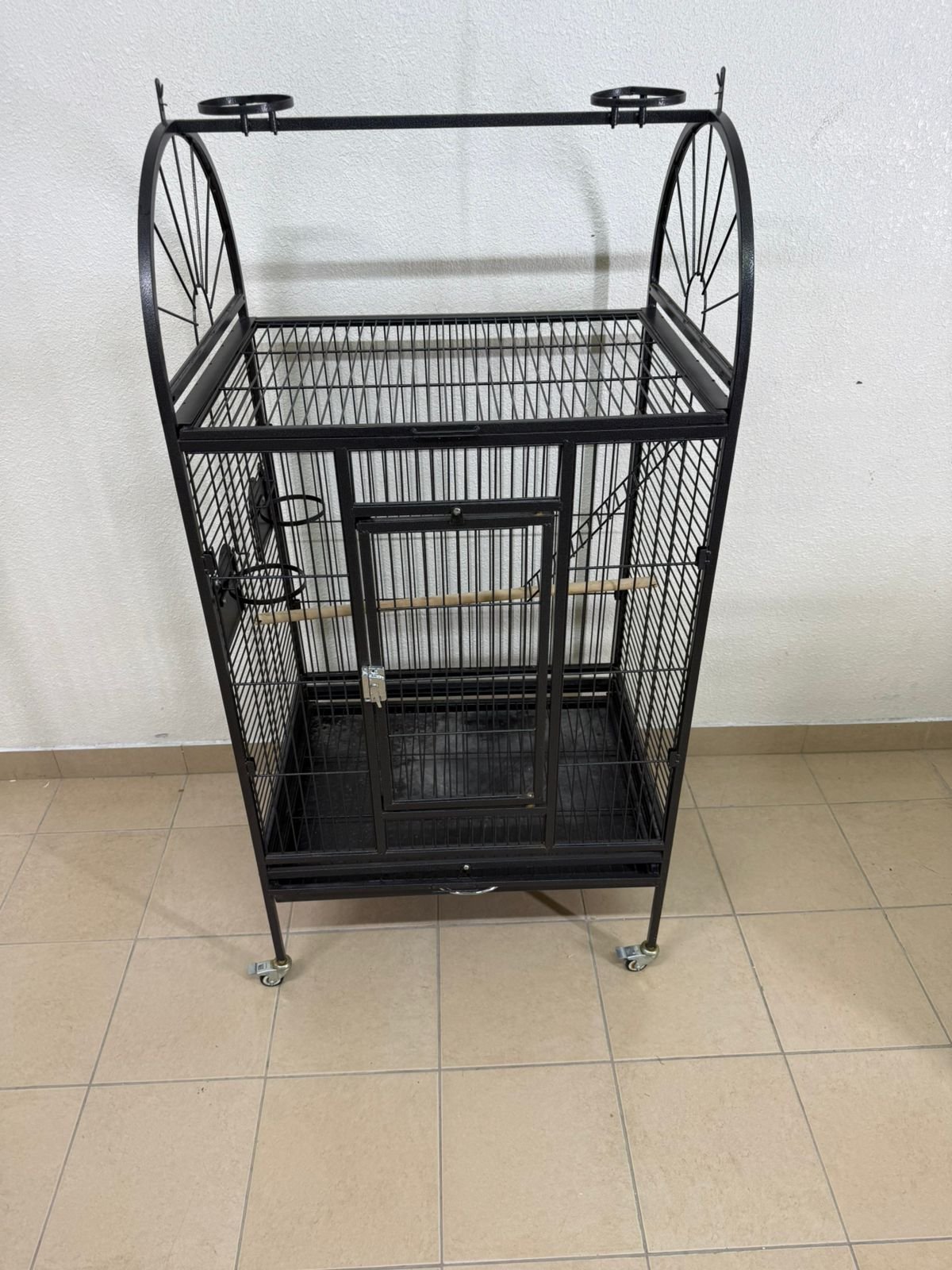 Large birdcage designed for parrots - Image 8