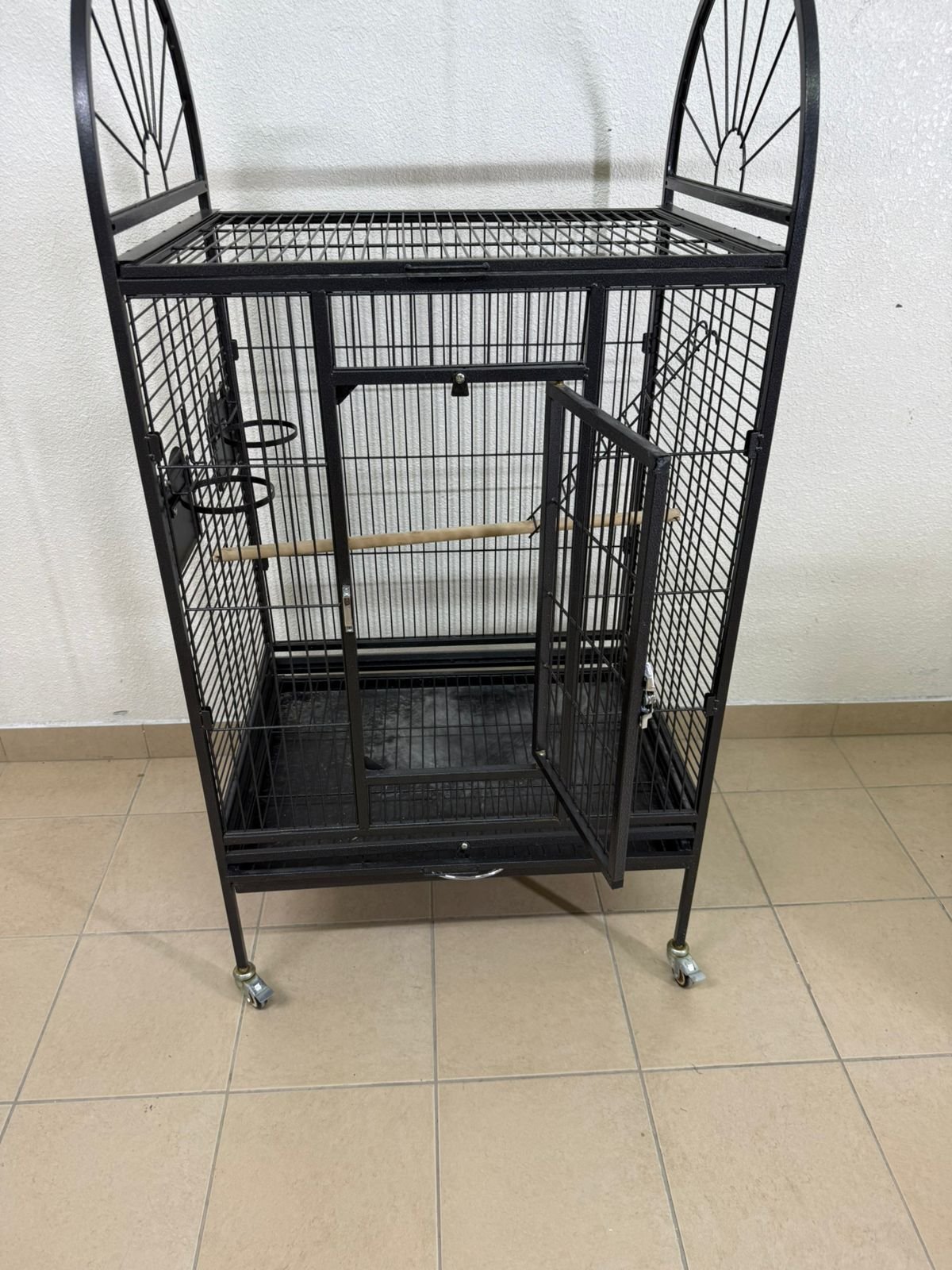 Large birdcage designed for parrots - Image 9