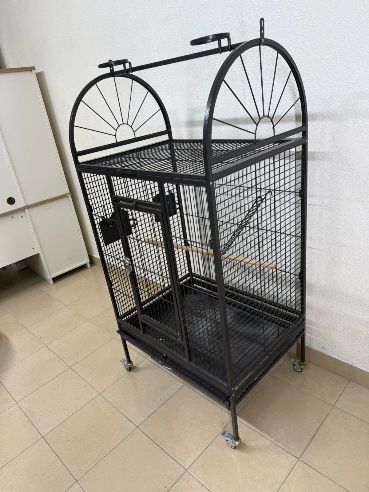 Large birdcage designed for parrots - Image 12