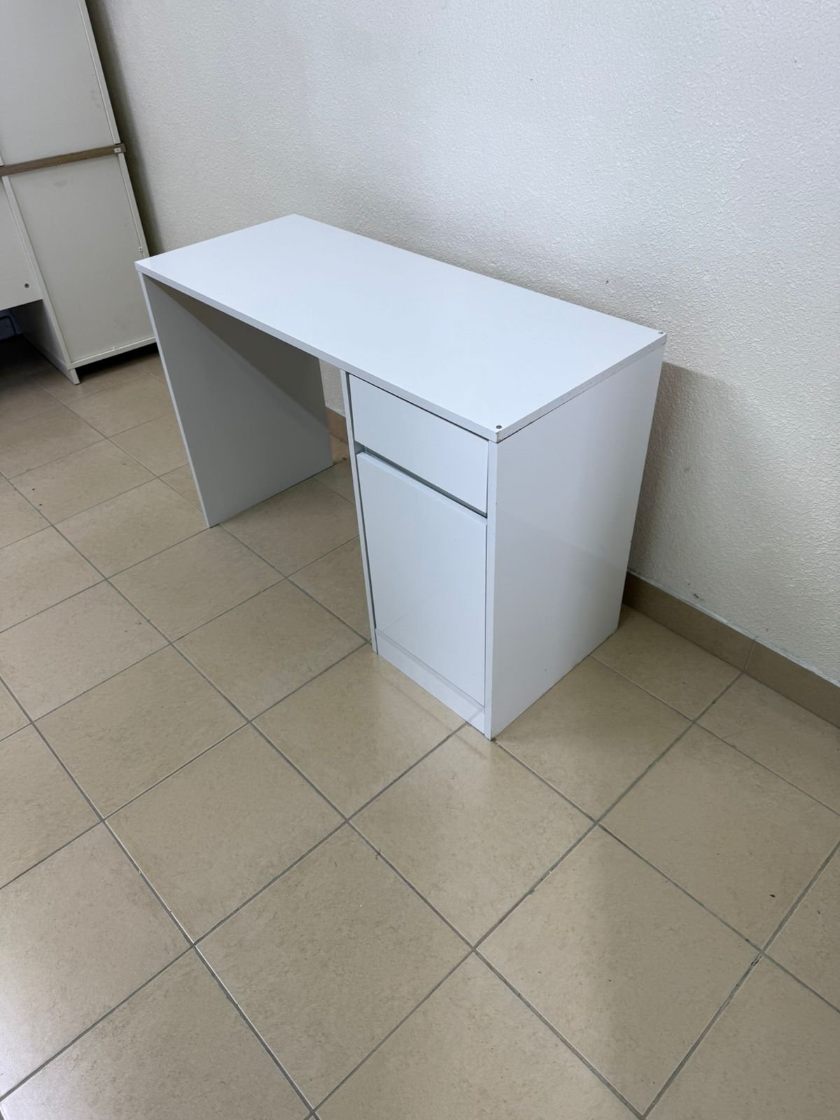 white office table - Image 7