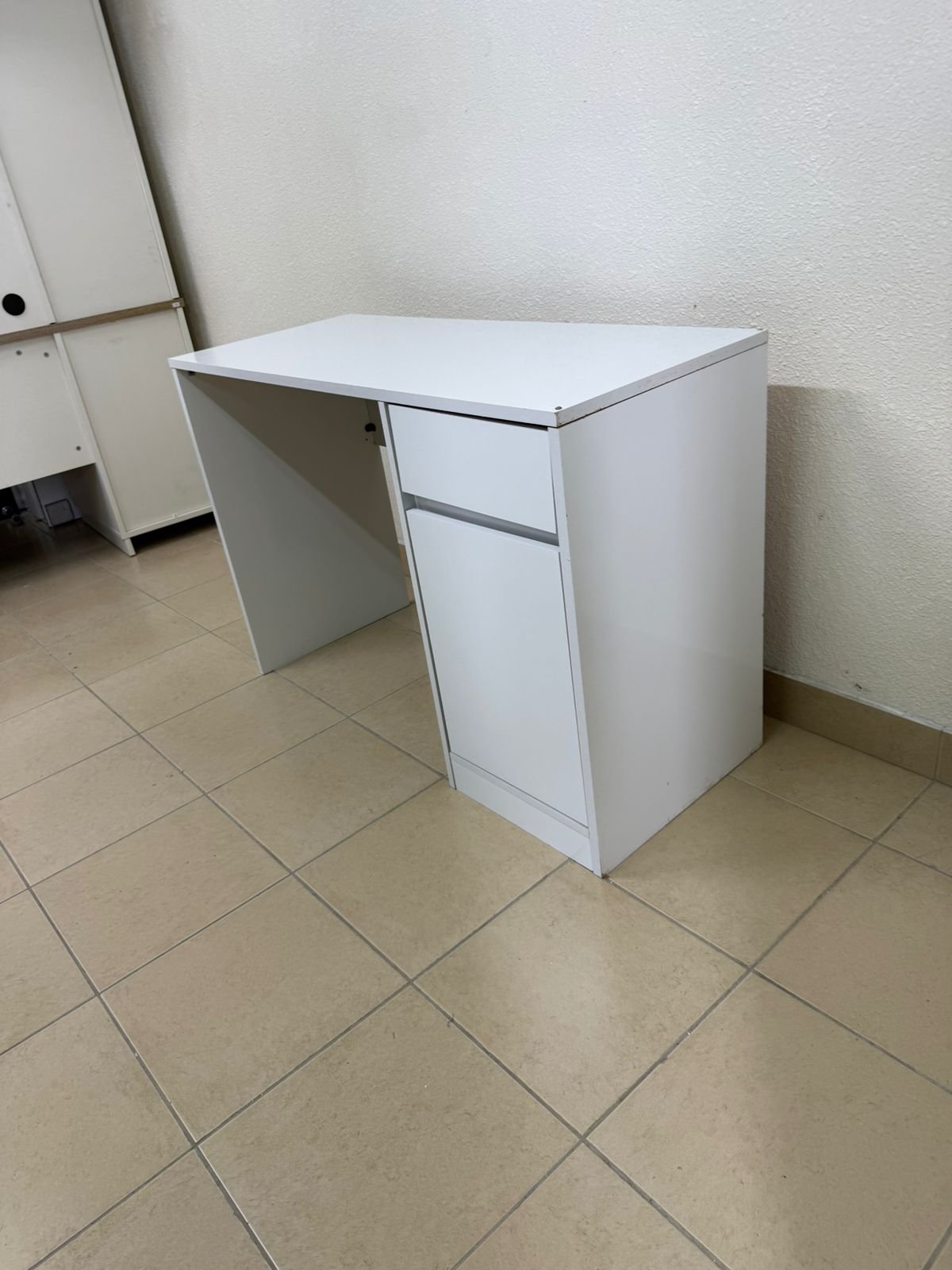 white office table - Image 8