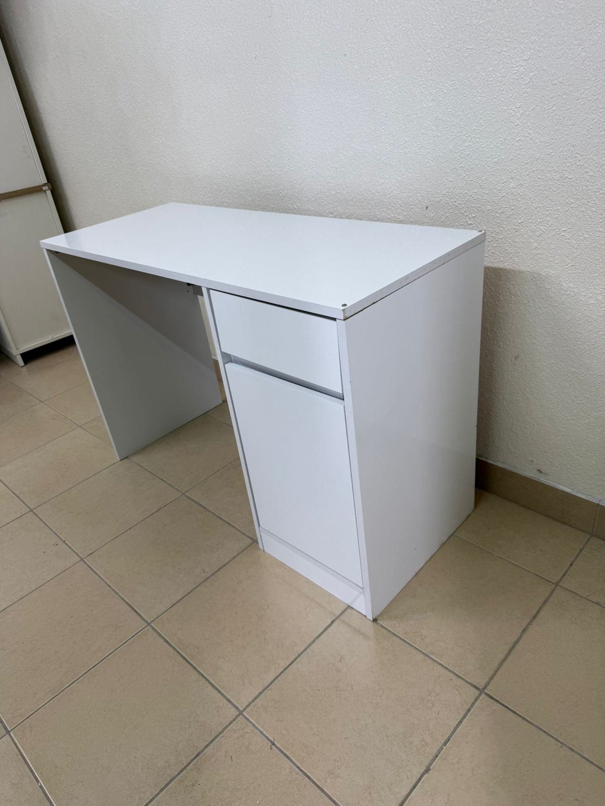 white office table - Image 10