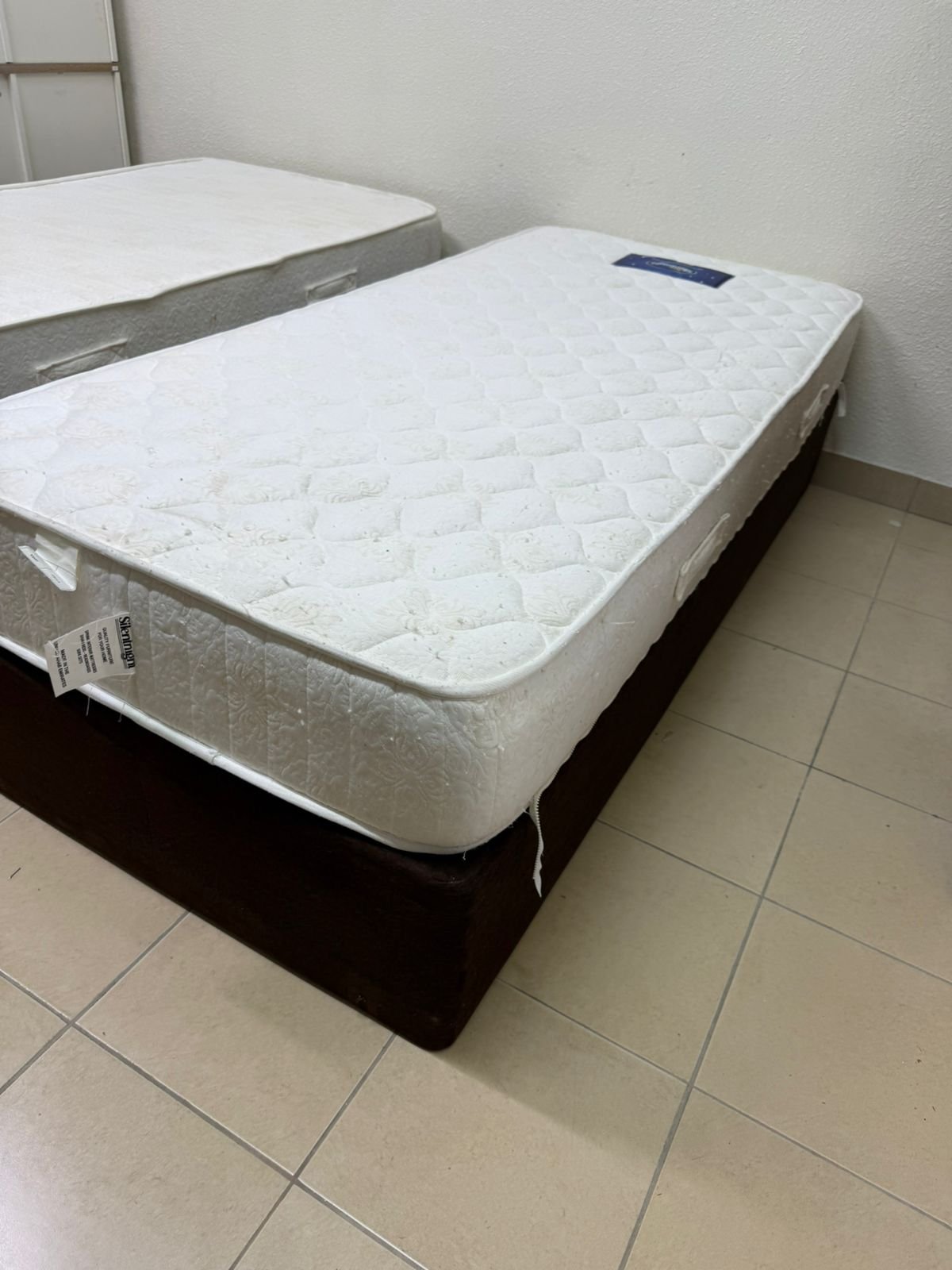 Two single beds with mattresses - Image 12