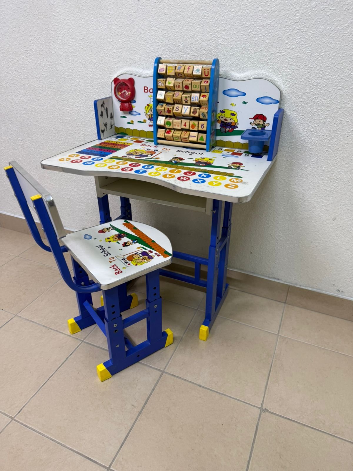 Adjustable children's study table and chair set including educational tools - Image 4