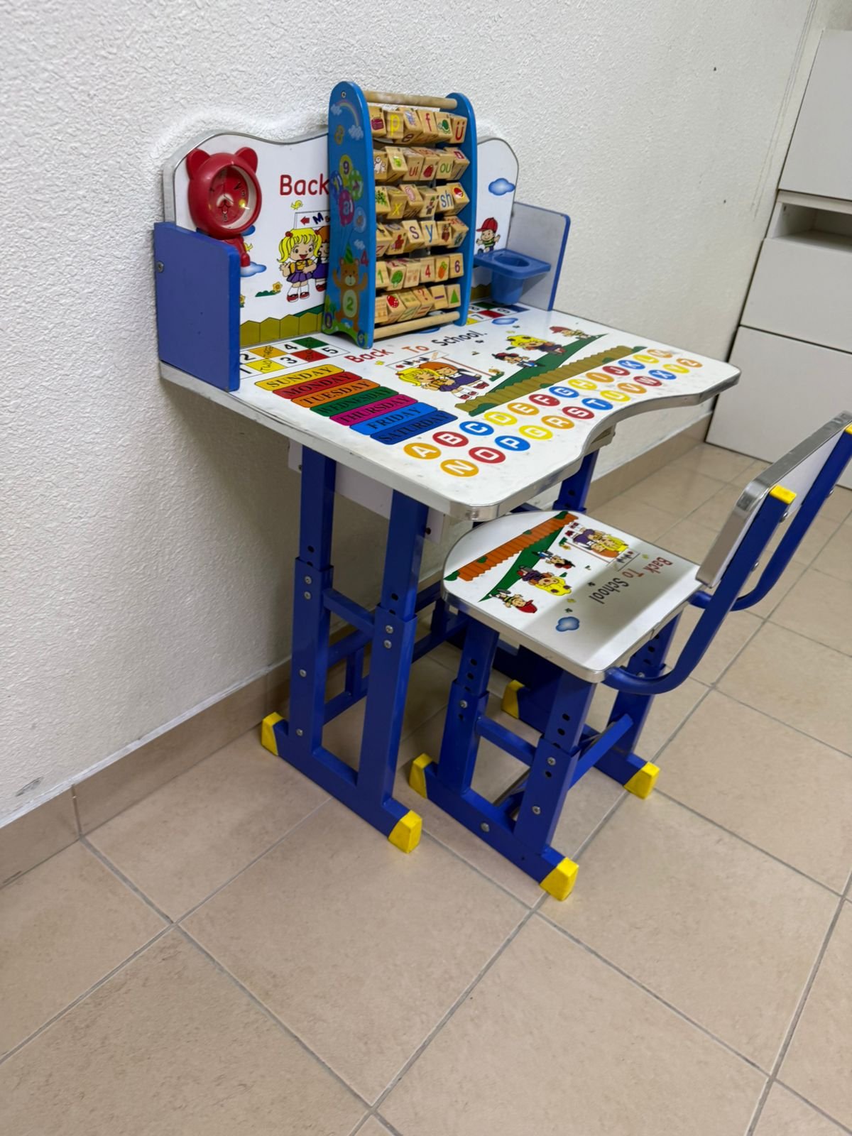 Adjustable children's study table and chair set including educational tools - Image 5