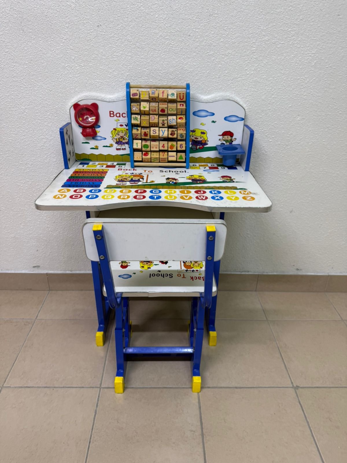 Adjustable children's study table and chair set including educational tools - Image 6