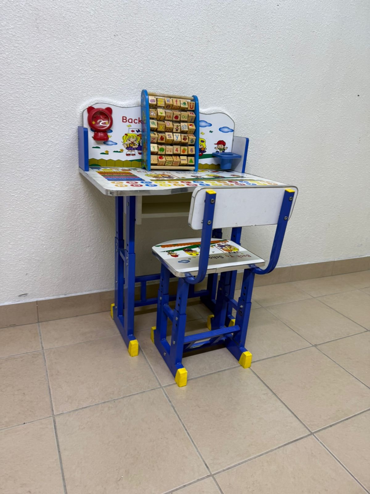 Adjustable children's study table and chair set including educational tools - Image 7