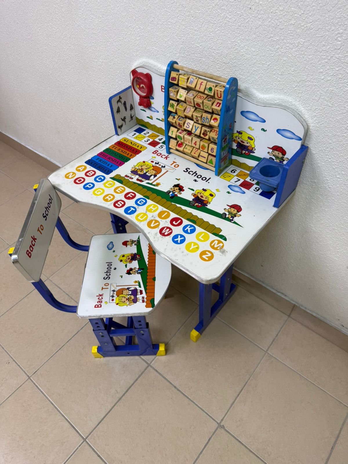 Adjustable children's study table and chair set including educational tools - Image 9