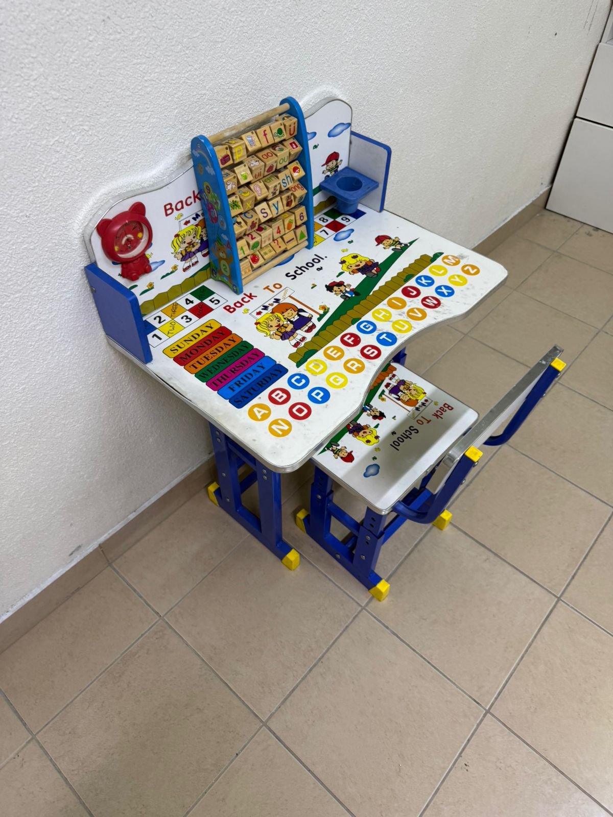 Adjustable children's study table and chair set including educational tools - Image 10