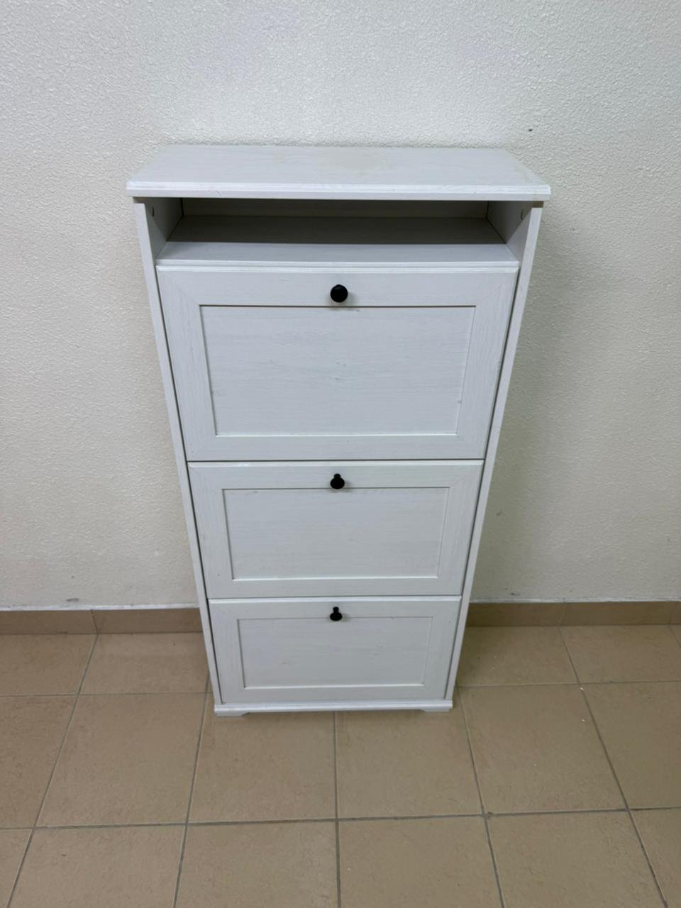 White shoe cabinet with flip-up drawers and small black handles - Image 7
