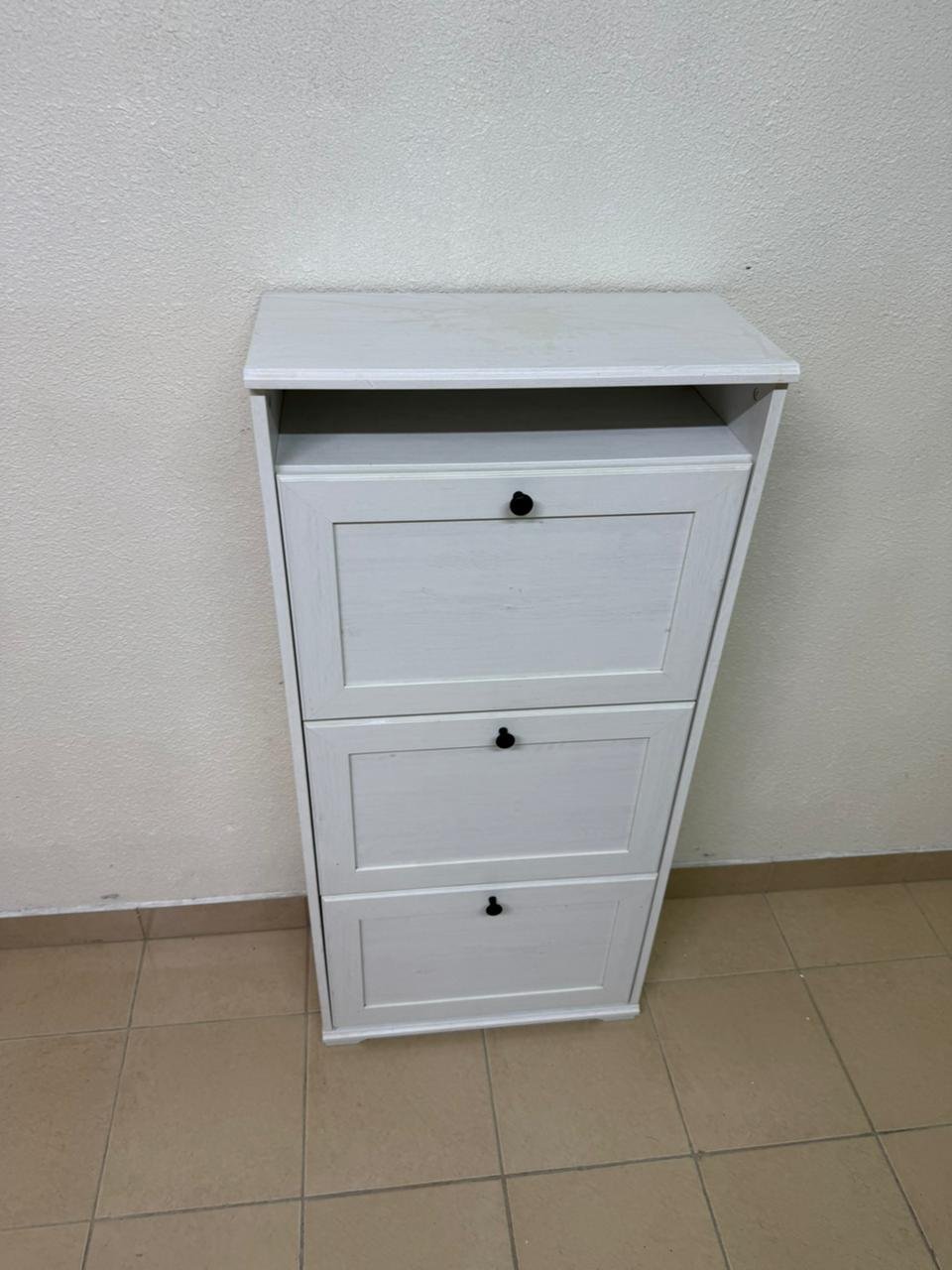 White shoe cabinet with flip-up drawers and small black handles - Image 9