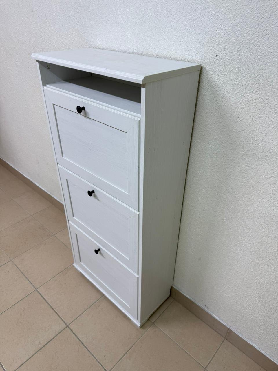 White shoe cabinet with flip-up drawers and small black handles - Image 10