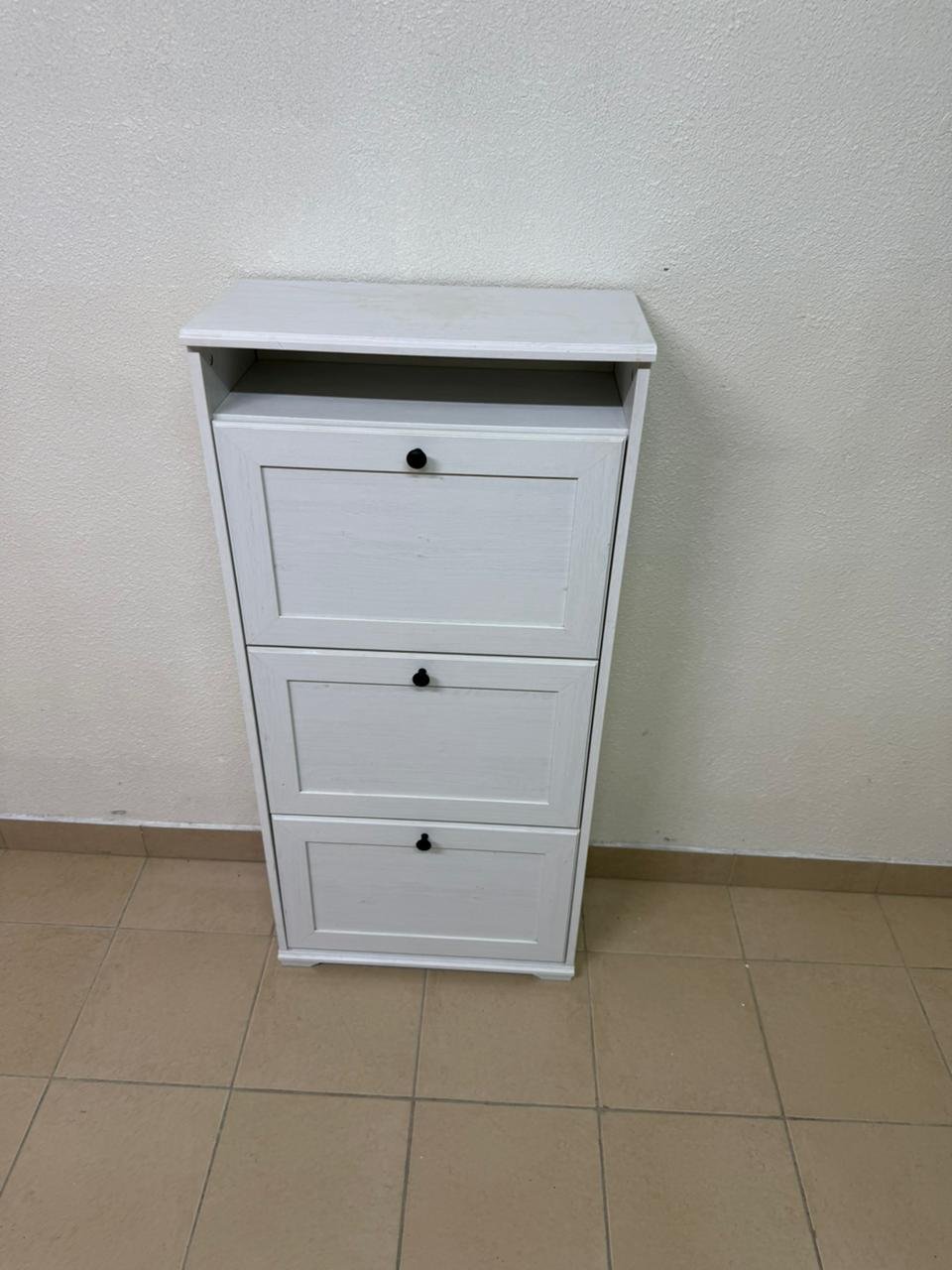White shoe cabinet with flip-up drawers and small black handles - Image 15