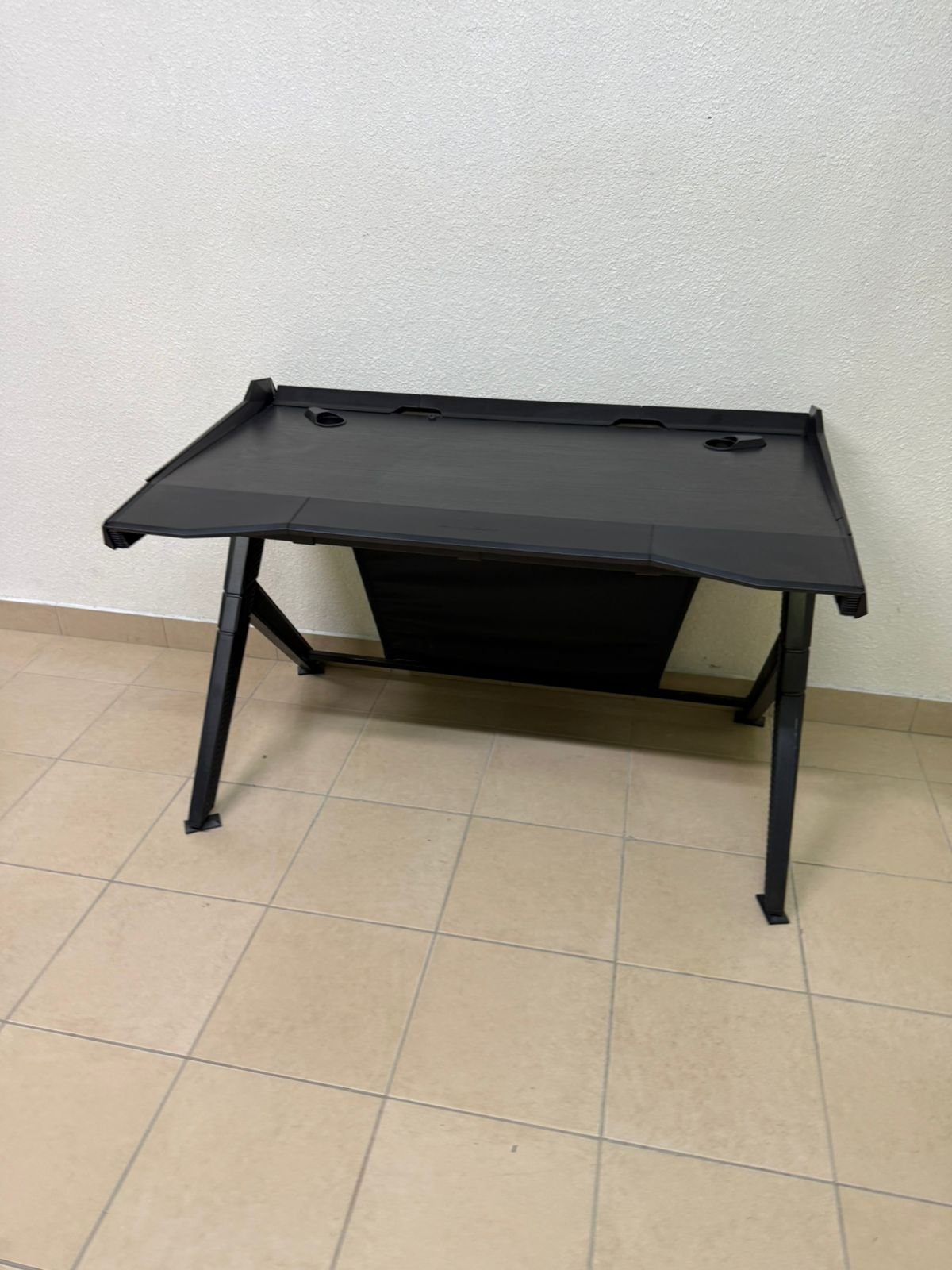 A gaming desk in black - Image 2
