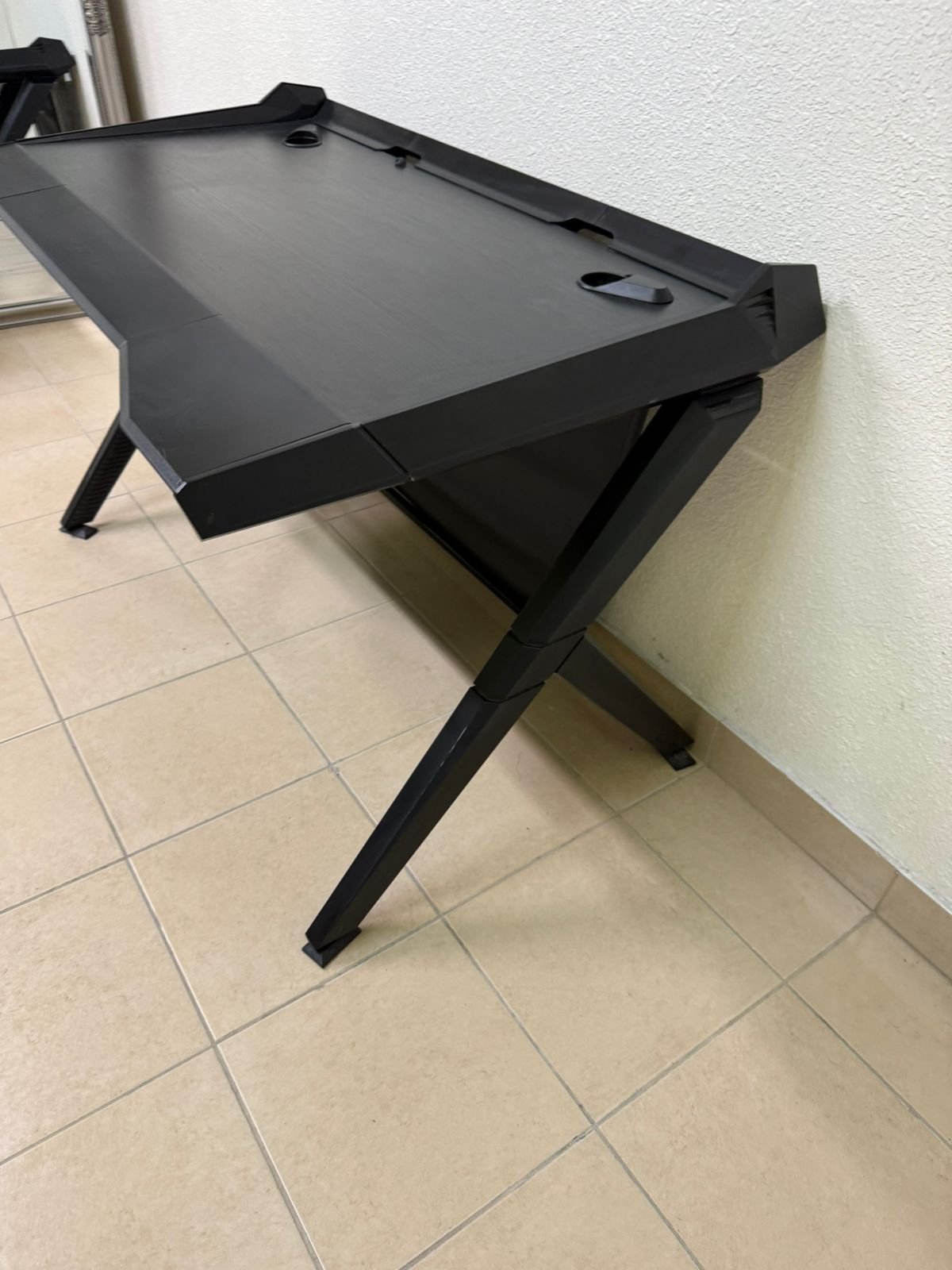 A gaming desk in black - Image 3