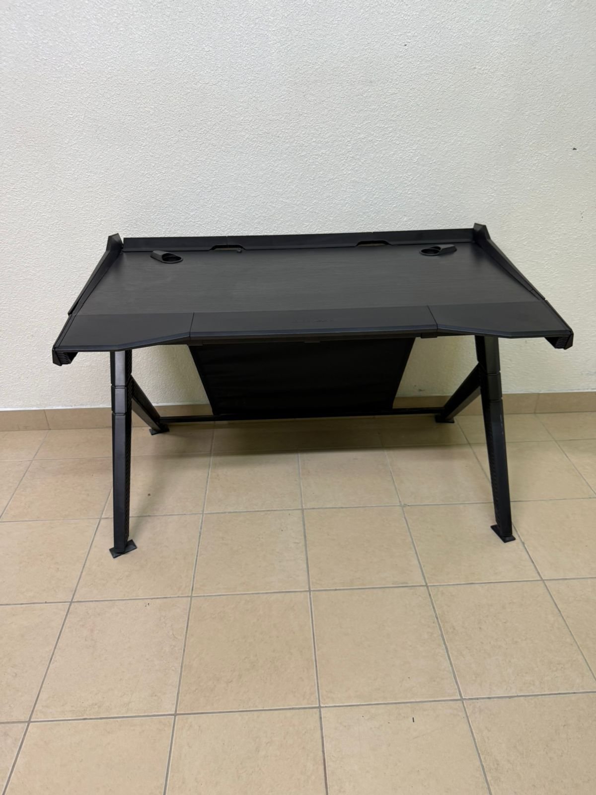 A gaming desk in black - Image 4