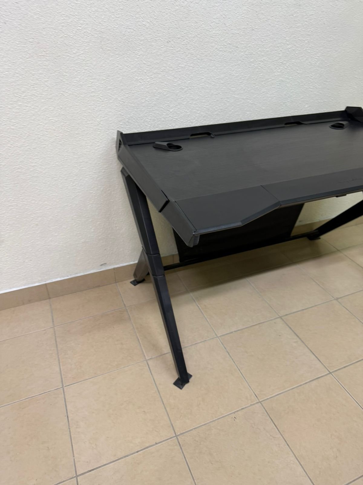 A gaming desk in black - Image 5