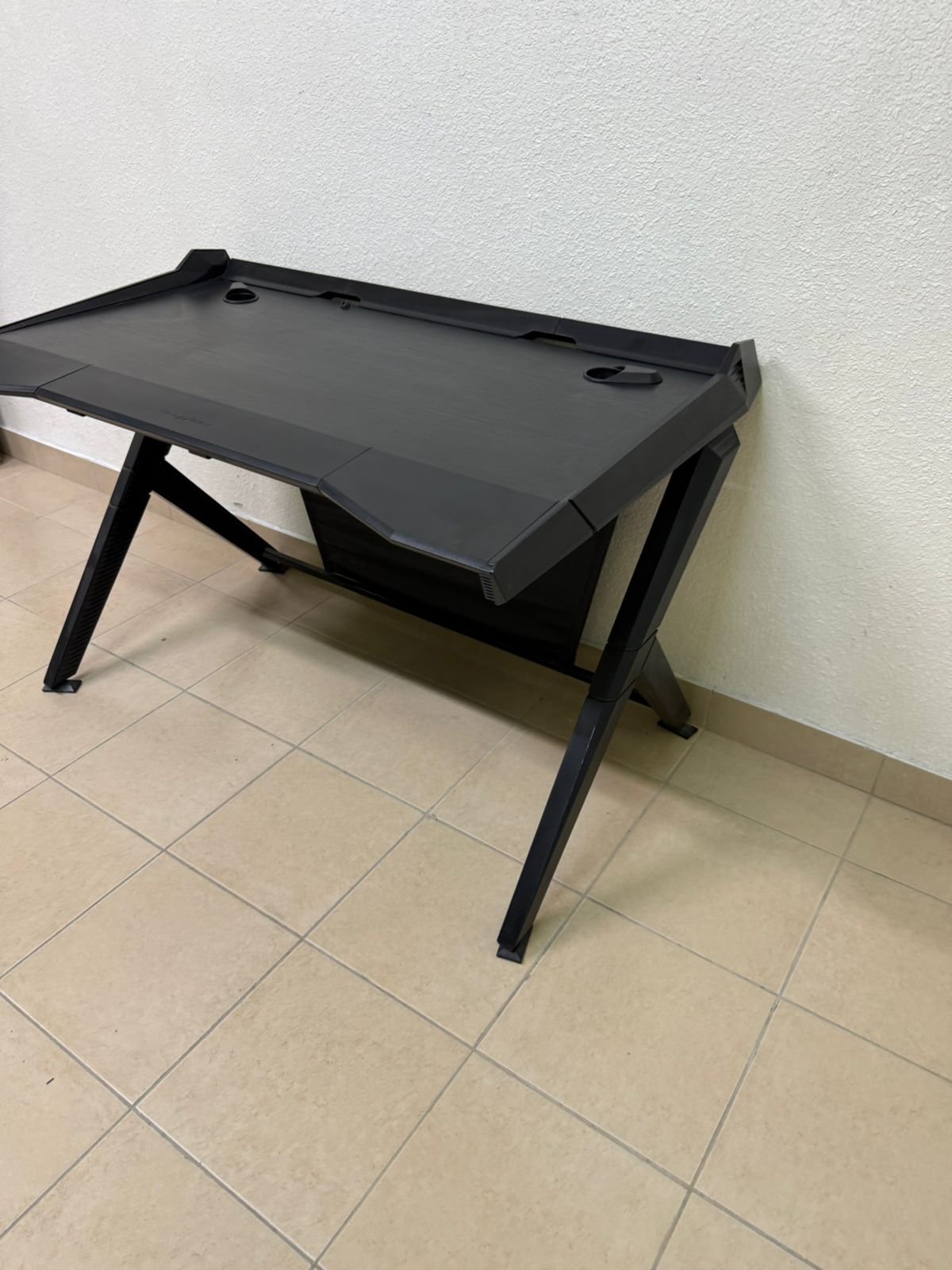 A gaming desk in black