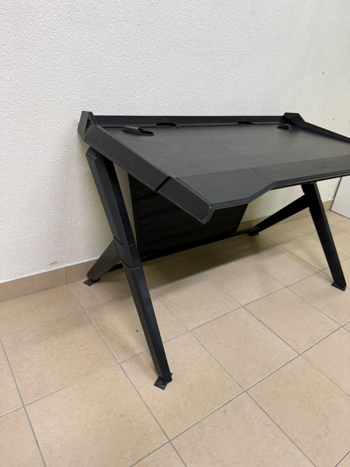 A gaming desk in black - Image 8