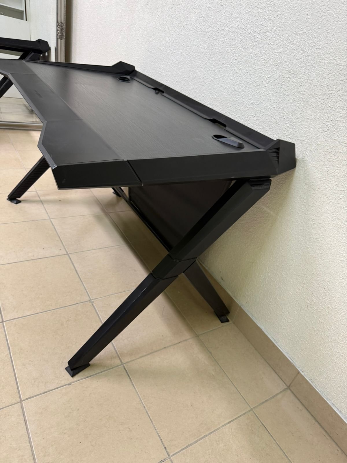 A gaming desk in black - Image 9