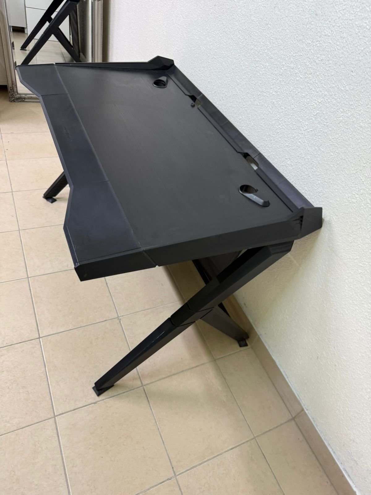 A gaming desk in black - Image 11
