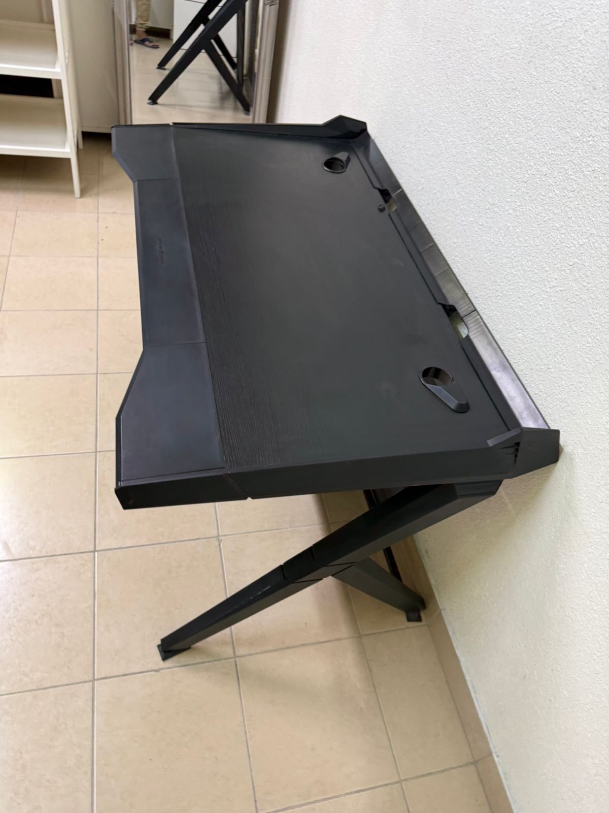 A gaming desk in black - Image 13